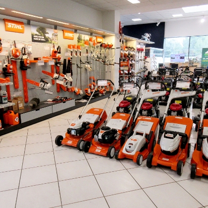 Schauraum der Gartentechnik im Lagerhaus St. Pölten, zusehen sind diverse Motorsägen, Heckenscheren und Rasenmäher