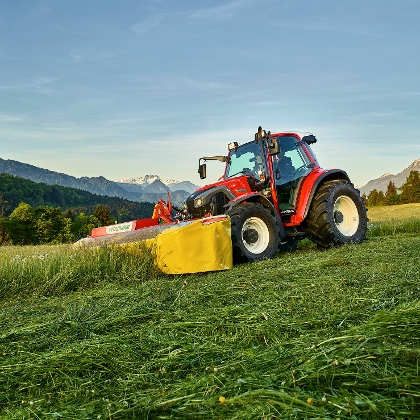 Lindner Lintrac mit Mähwerk auf Wiese