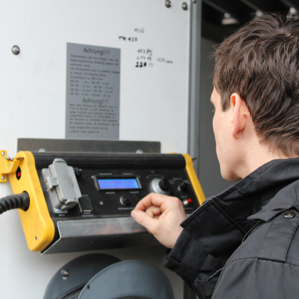 Lagerhaus St. Pölten Mechaniker bei der Arbeit