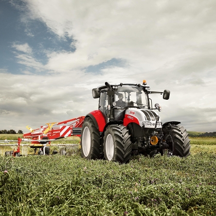 Steyr 4120 Multi bei der Feldarbeit