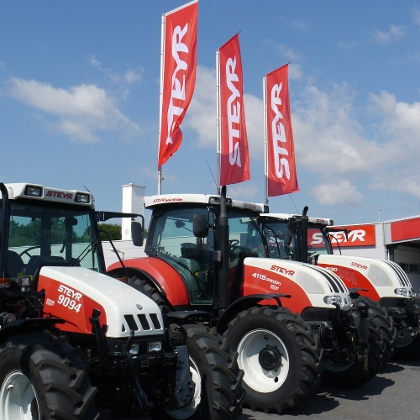 diverse Steyr Traktoren stehend vor Steyr Center NÖ Mitte