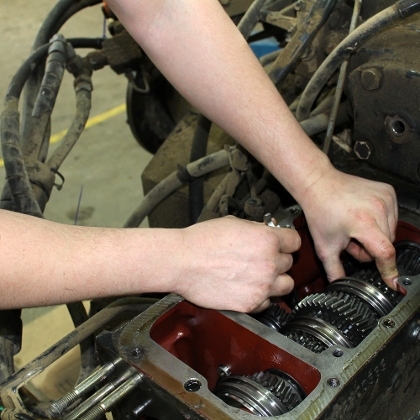 Lagerhaus Mitarbeiter bei einer Reparatur eines Traktors