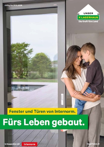 Mutter steht mit ihrem Sohn vor einer Internorm Tür