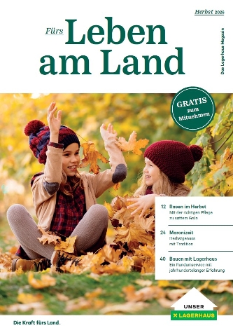 Titelbild Magazin Herbst Kinder sitzen im Garten und spielen mit Laub