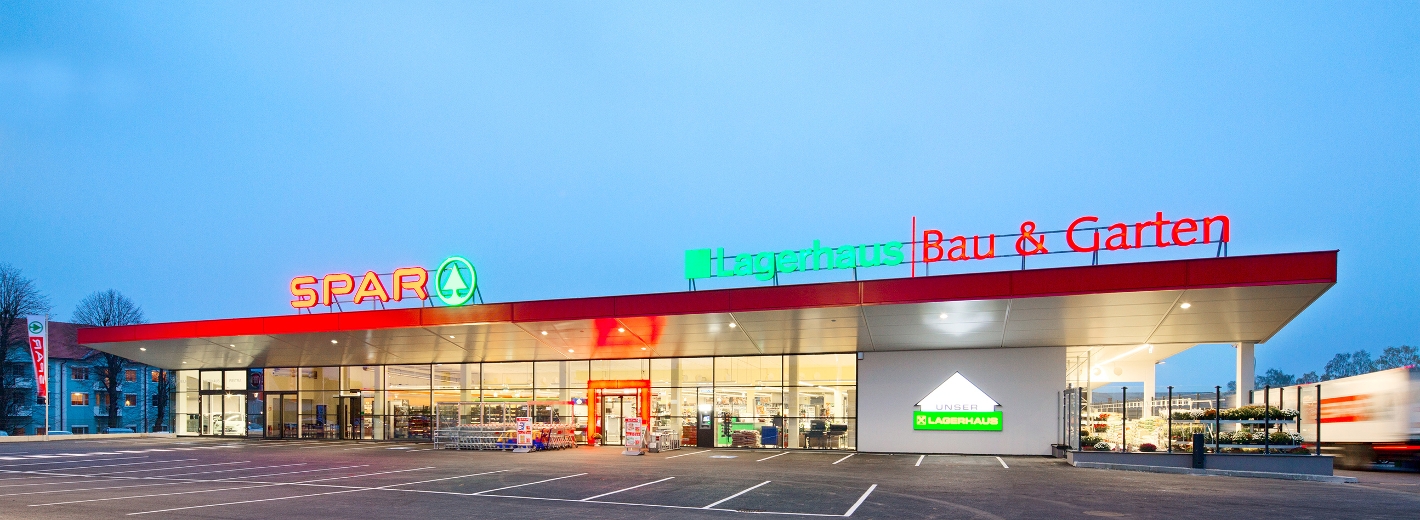 Spar mit Parkplatz davor.