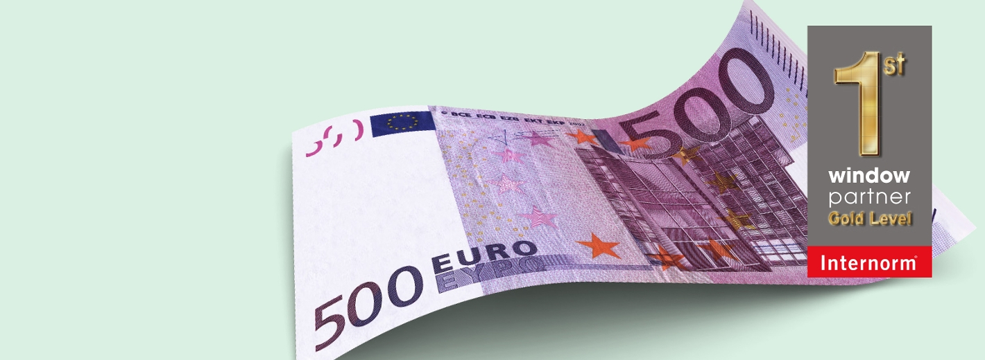 Gutschein € 500 für Fenster und Montage; Fünfhunderteuroschein auf hellgrünen Hintergrund und Internom Logo: first window partner Gold Level